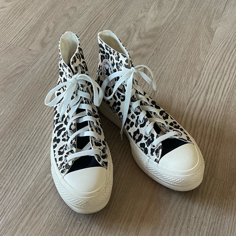 Custome Chuck Taylor Converse in leopard print.